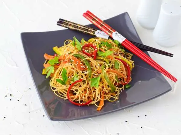 Как вкусно приготовить фунчозу: 5 пошаговых рецептов