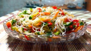 Салат с фунчозой и овощами