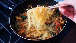 Фунчоза с курицей и овощами