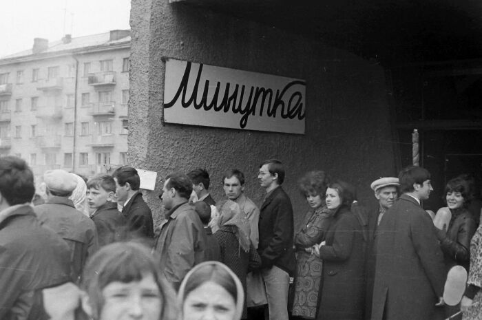 В Минутку всегда толпились очереди, особенно за шашлыками. Фото: pastvu.com. В Минутку всегда толпились очереди, особенно за шашлыками. Фото: pastvu.com.
