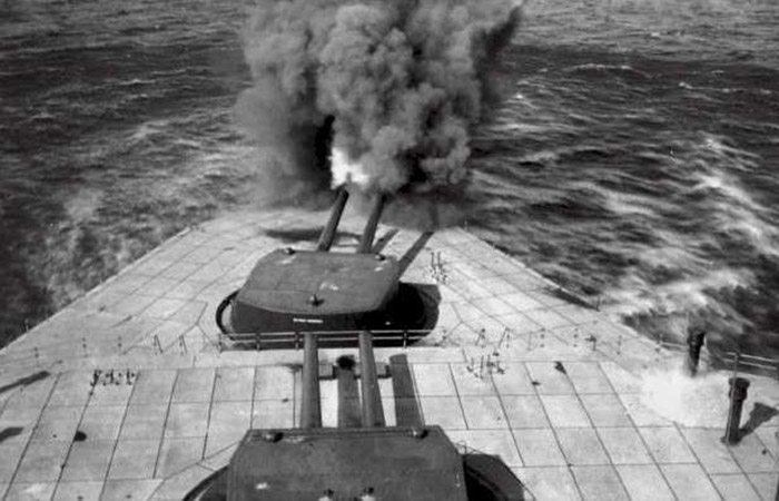 Выстрел из орудий./ Фото: navalhistoria.com Выстрел из орудий./ Фото: navalhistoria.com