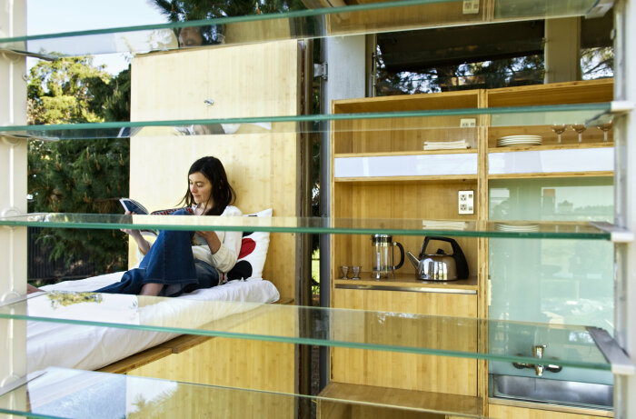 В крошечном доме все под рукой (Port-a-Bach, Новая Зеландия). | Фото: atelierworkshop.com. В крошечном доме все под рукой (Port-a-Bach, Новая Зеландия). | Фото: atelierworkshop.com.