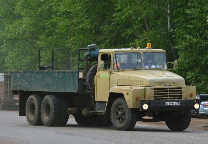 Так и остался КрАЗ с древо-металлической кабиной. /Фото: fototruck.ru. Так и остался КрАЗ с древо-металлической кабиной. /Фото: fototruck.ru.