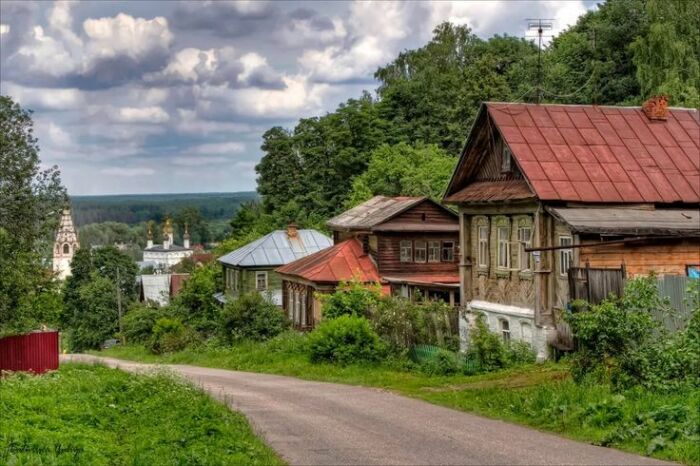 В России всё еще хватает вполне себе симпатичных деревушек. /Фото: Pinterest. В России всё еще хватает вполне себе симпатичных деревушек. /Фото: Pinterest.