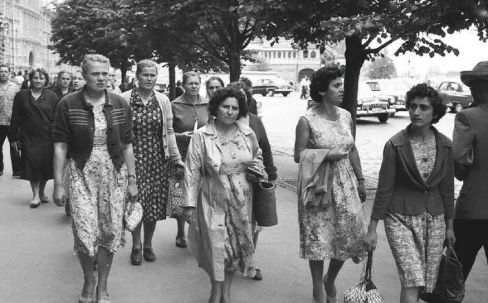 Мода в советские времена была мягко говоря не шибко разнообразной. Фото: bing.com. Мода в советские времена была мягко говоря не шибко разнообразной. Фото: bing.com.