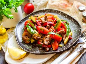 Теплый салат с говядиной и овощами
