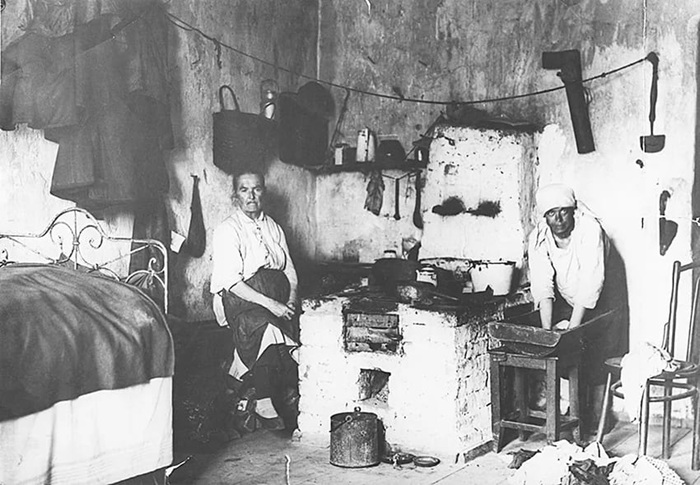 Несколько хозяек на одну кухню - это стало нормой уже с 1919 года. /Фото: experience.tripster.ru Несколько хозяек на одну кухню - это стало нормой уже с 1919 года. /Фото: experience.tripster.ru