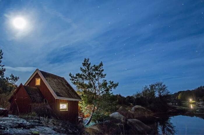 Крошечное убежище на частном острове (Хвалер, Норвегия). | Фото: arenda-ostrova.com. Крошечное убежище на частном острове (Хвалер, Норвегия). | Фото: arenda-ostrova.com.