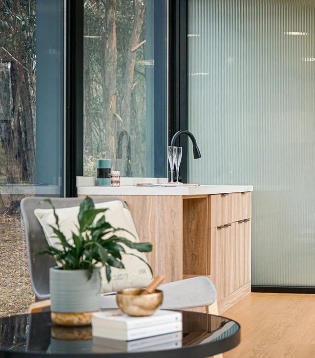 Миниатюрный кухонный уголок в Beaufort Bushland Retreat. | Фото: distilleddesign.com.au. Миниатюрный кухонный уголок в Beaufort Bushland Retreat. | Фото: distilleddesign.com.au.