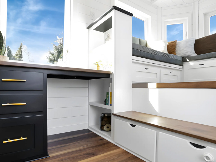 На кухне также предусмотрены потайные места хранения (Tiny House Shadow).