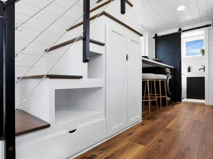 Функциональная лестница ведет на лофтовый уровень (Tiny House Shadow). | Фото: yankodesign.com.