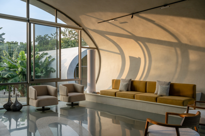 Просторная гостиная в скульптурном доме (Carapace House, Индия). | Фото: casavogue.globo.com. Просторная гостиная в скульптурном доме (Carapace House, Индия). | Фото: casavogue.globo.com.
