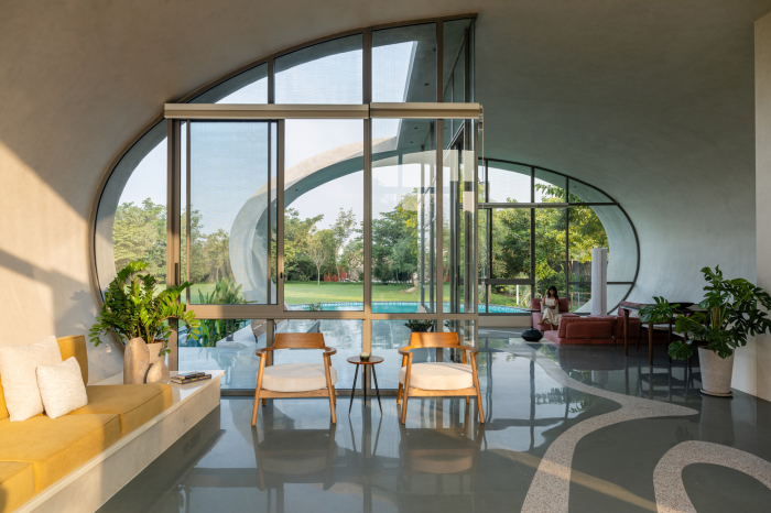 Опорные конструкции мебели отлили из бетона (Carapace House, Ахмадабад). | Фото: thearchitectsdiary.com. Опорные конструкции мебели отлили из бетона (Carapace House, Ахмадабад). | Фото: thearchitectsdiary.com.