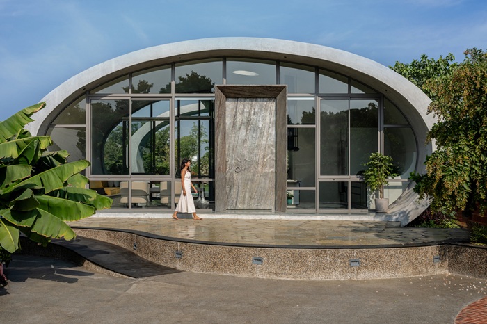 Вход в скульптурный дом, отлитый бесшовным способом (Carapace House, Ахмадабад). Вход в скульптурный дом, отлитый бесшовным способом (Carapace House, Ахмадабад).
