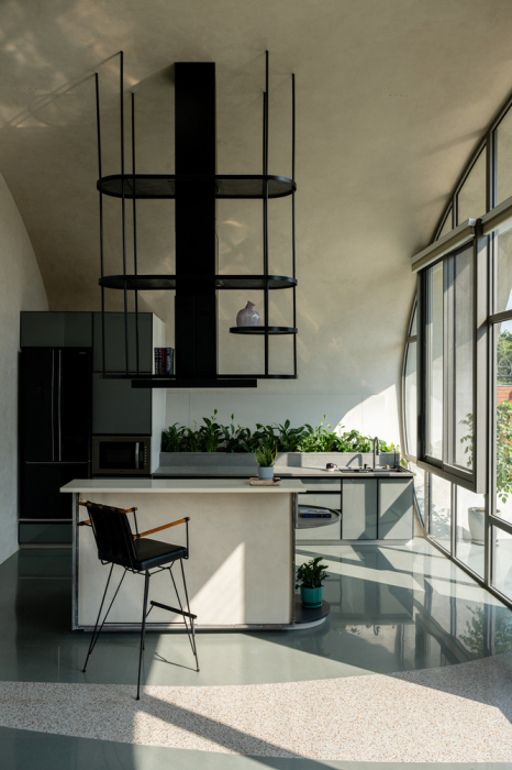 Кухня-столовая в бетонном доме цилиндрической формы (Carapace House, Ахмадабад). | Фото: casavogue.globo.com. Кухня-столовая в бетонном доме цилиндрической формы (Carapace House, Ахмадабад). | Фото: casavogue.globo.com.