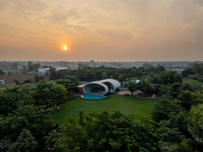 Carapace House – скульптурный дом в самом сердце джунглей Индии (Ахмадабад). | Фото: designboom.com. Carapace House – скульптурный дом в самом сердце джунглей Индии (Ахмадабад). | Фото: designboom.com.