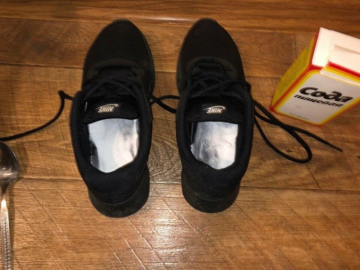 Понадобится ложка соды. / Фото: sneakersnews.ru