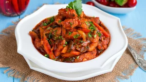Мясо тушеное с солеными огурцами