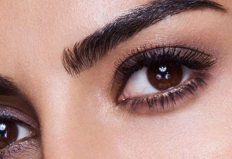 Как выполнить нюдовый макияж smoky eye с тёмным акцентом