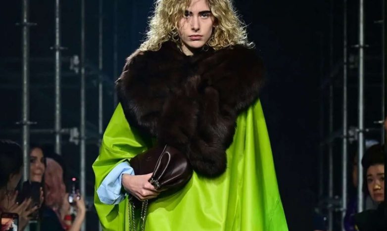 Как и с чем носить модный цвет шартрез этой зимой