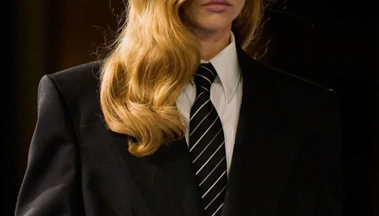 Как и с чем носить мужской галстук модной девушке