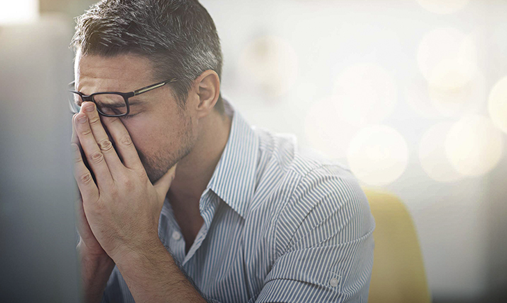 мужчина расстроен