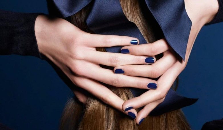 Спокойный новогодний маникюр для минималистов