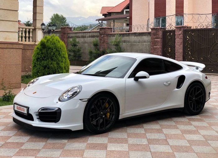 Porsche 911 Turbo получил возможность легко разворачиваться на месте. Фото: drive2.ru