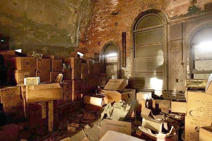 Одна из комнат бункера с запасом продуктов и медикаментов. /Фото: 6sqft.com Одна из комнат бункера с запасом продуктов и медикаментов. /Фото: 6sqft.com