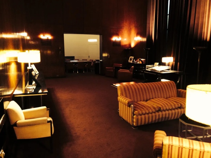 Общий вид на гостиную в апартаментах Radio City Music Hall. /Фото: atlasobscura.com Общий вид на гостиную в апартаментах Radio City Music Hall. /Фото: atlasobscura.com