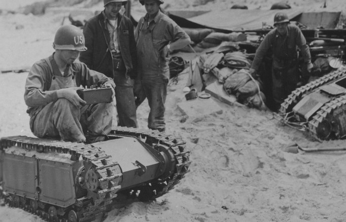 Американские сапёры с трофейными минами. /Фото: slashgear.com. Американские сапёры с трофейными минами. /Фото: slashgear.com.