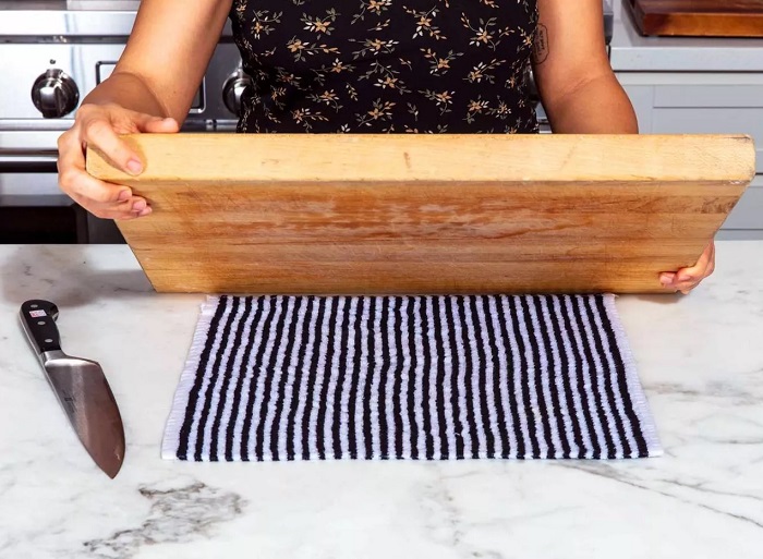 Полотенце не даст доске скользить. / Фото: hibiny.ru