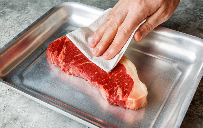 С мяса нужно убрать лишнюю влагу. / Фото: foodrepublic.com