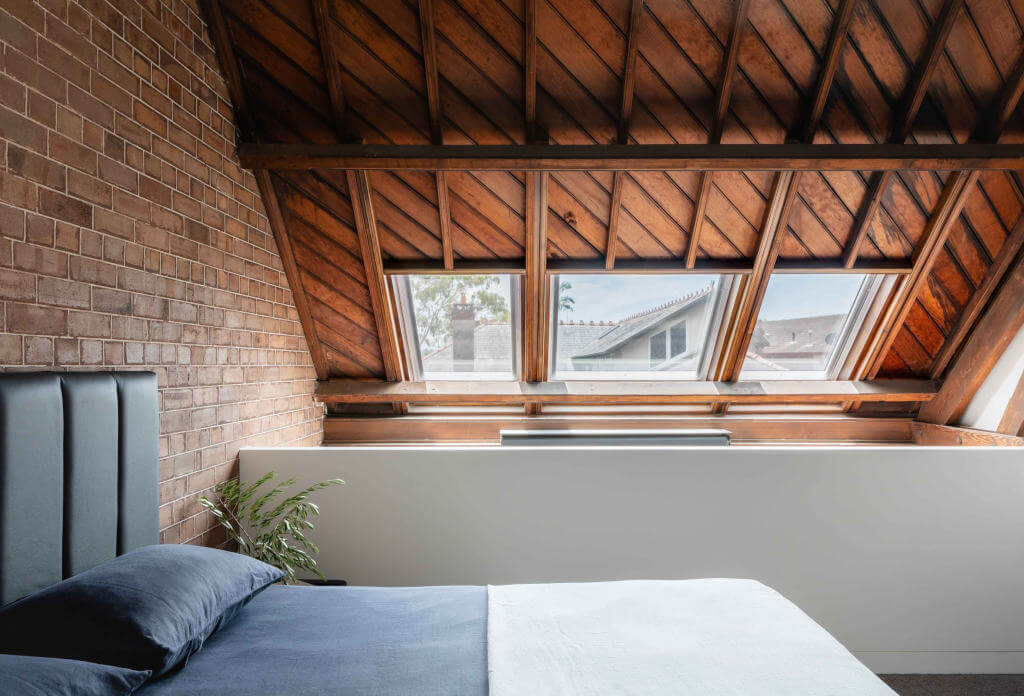 Главная спальня на лофте The Church Residence. | Фото: michiruhigginbotham.com.au.