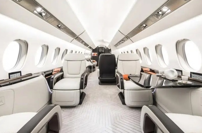 Салон Falcon 6X позволяет пассажирам расслабиться во время полета. Фото: jetvip.ru