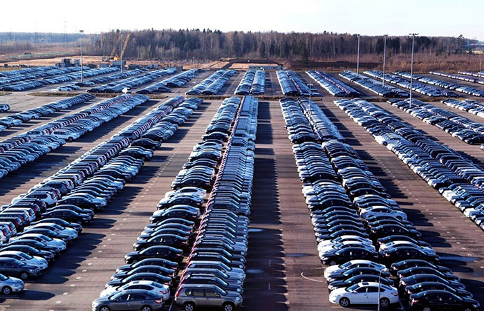 Открытый автомобильный склад./ Фото: pikabu.ru