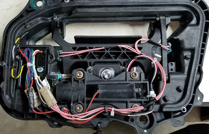 Дверная ручка Теслы с обратной стороны./ Фото: evtuning.com