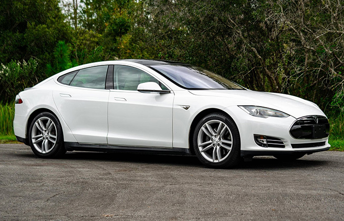 Первая Tesla Model S./ Фото: carsandbids.com