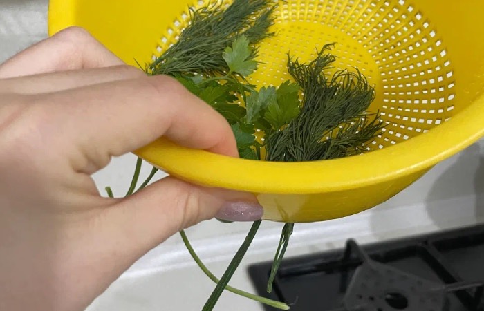Дуршлаг может быстро почистить зелень.