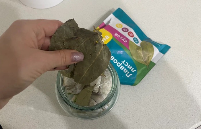 Чеснок стоит хранить с лавровым листом.