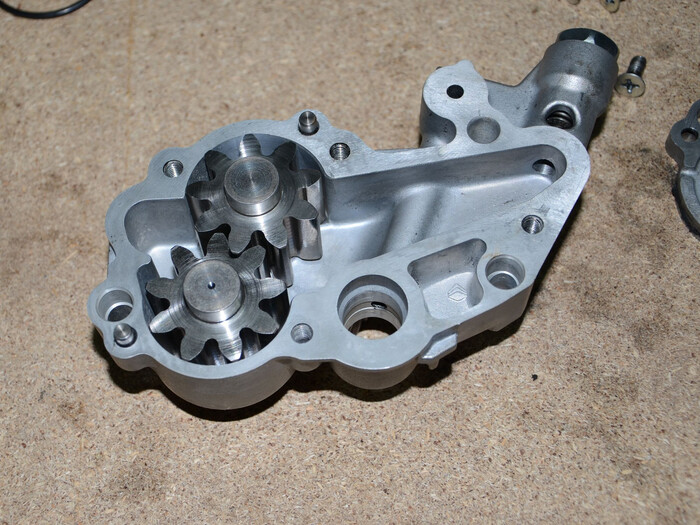 Износ масляного насоса может привести к стукам при запуске. Фото: kolesa.ru Износ масляного насоса может привести к стукам при запуске. Фото: kolesa.ru