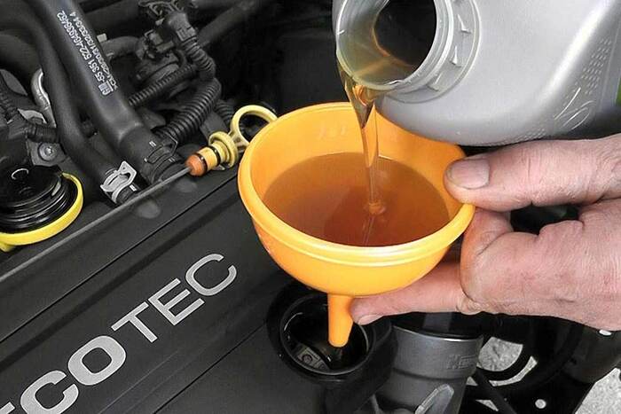 Долив автомобильного масла из-за усиленного масложора. Фото: allcarz.ru Долив автомобильного масла из-за усиленного масложора. Фото: allcarz.ru