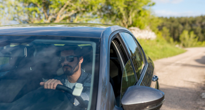 Открытые окна ухудшают аэродинамику автомобиля. Фото: progorodnn.ru Открытые окна ухудшают аэродинамику автомобиля. Фото: progorodnn.ru