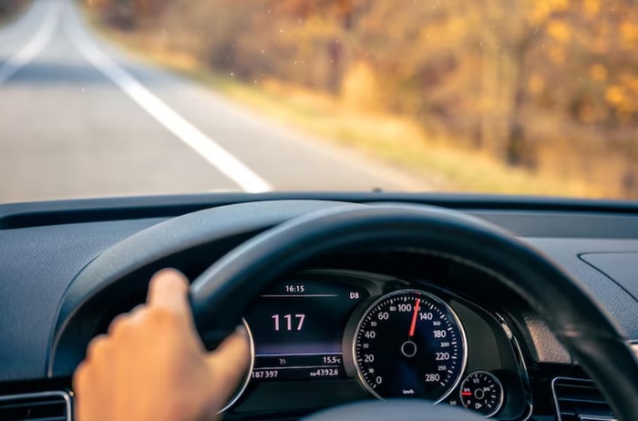 Частые замедления и разгоны увеличивают расход бензина. Фото: freepik.com Частые замедления и разгоны увеличивают расход бензина. Фото: freepik.com