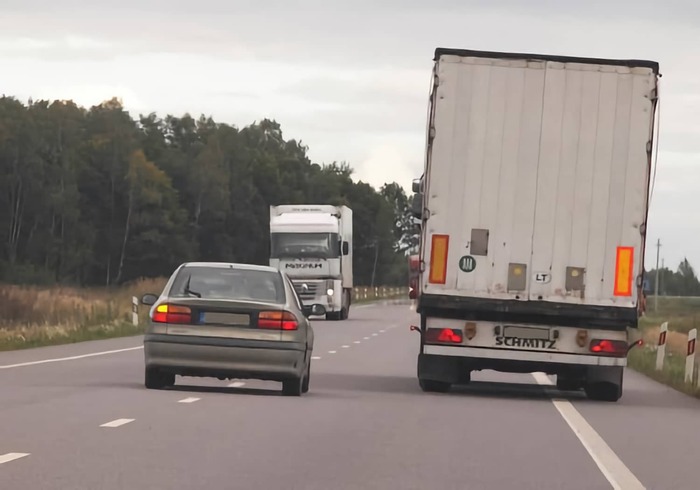 Для экономии топлива обгон можно совершить без экстремальных оборотов. Фото: mosavtoshkola.org Для экономии топлива обгон можно совершить без экстремальных оборотов. Фото: mosavtoshkola.org