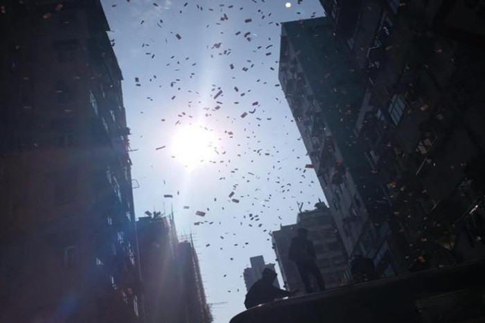 Дождь из денег в Гонконге. /Фото: straitstimes.com