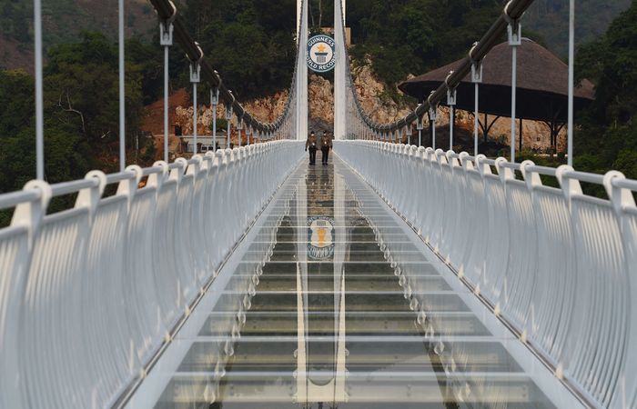 Стеклянный мост Бах Лонг во Вьетнаме.  Фото: i.insider.com.