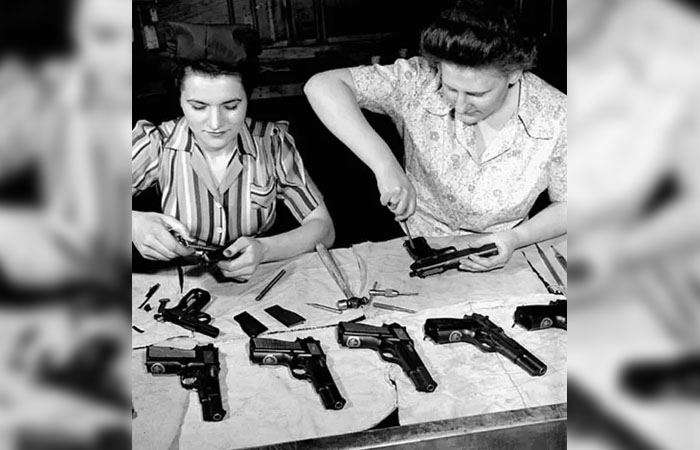 Пистолет выпускали по обе стороны./ Фото: defensemedianetwork.com