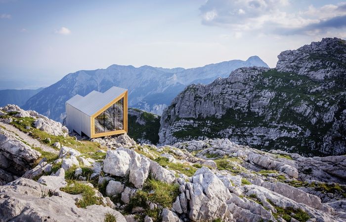 Дом-убежище в горах Словении.  Фото: images.adsttc.com.
