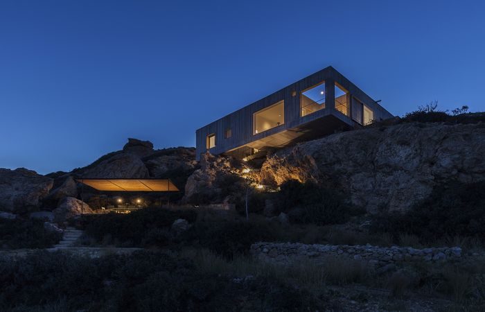 Дом, балансирующий на краю скалы, остров Карпатос.  Фото: images.adsttc.com.